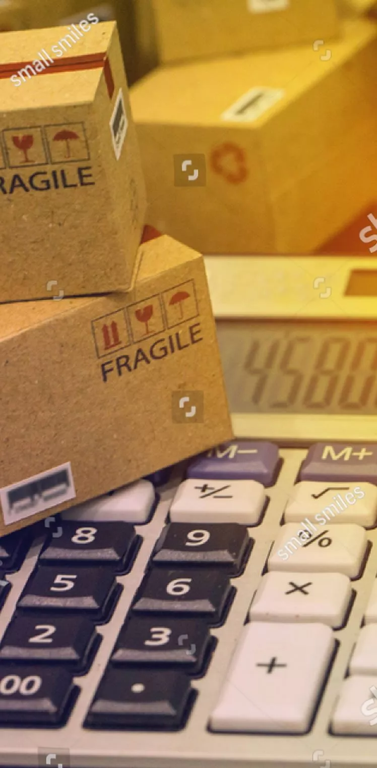 gestion des coûts de stockage avec des petits cartons et une calculatrice pour contrôler les frais de stockage 