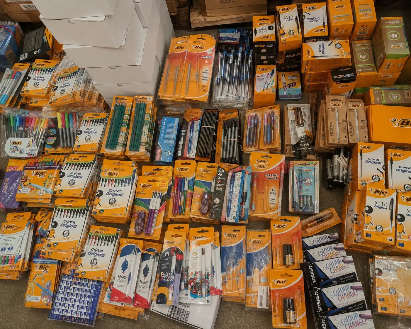 Palettes de fournitures de papeterie BIC en déstockage