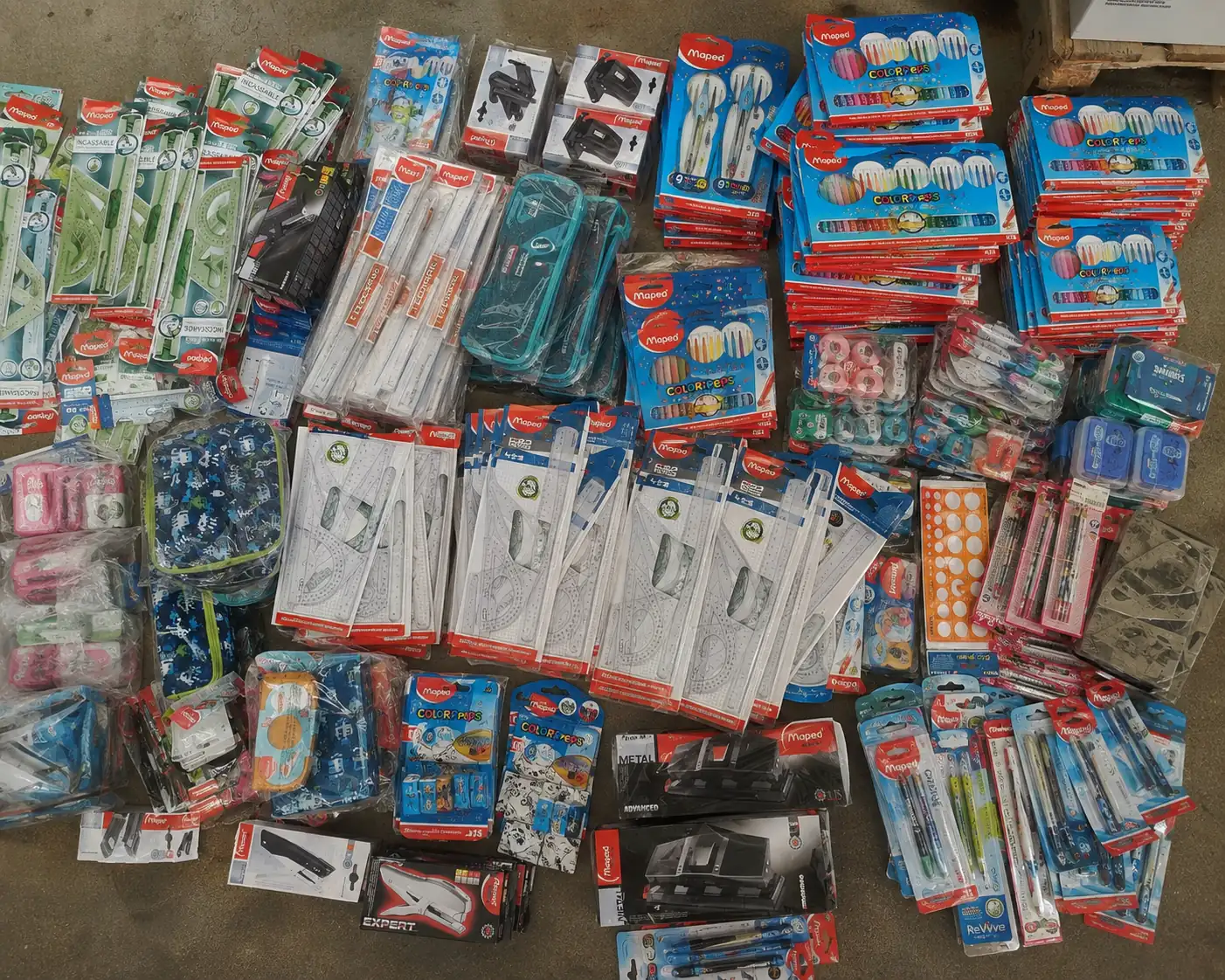 Palettes de fournitures de papeterie scolaire en déstockage