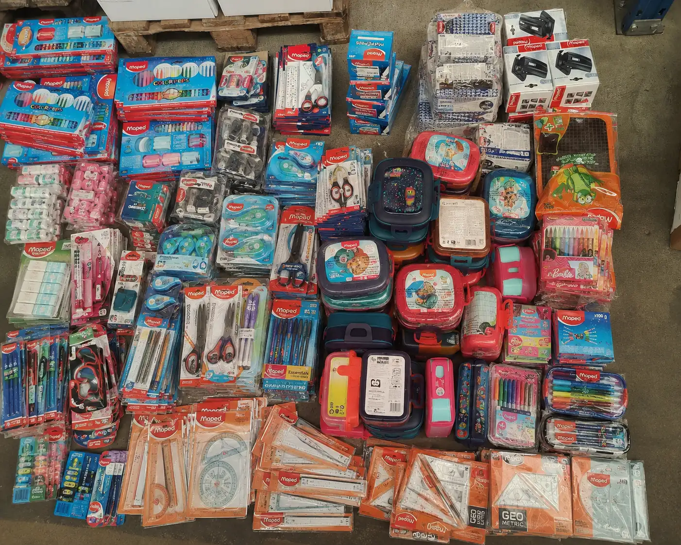 Palettes de fournitures de papeterie MAPED en déstockage