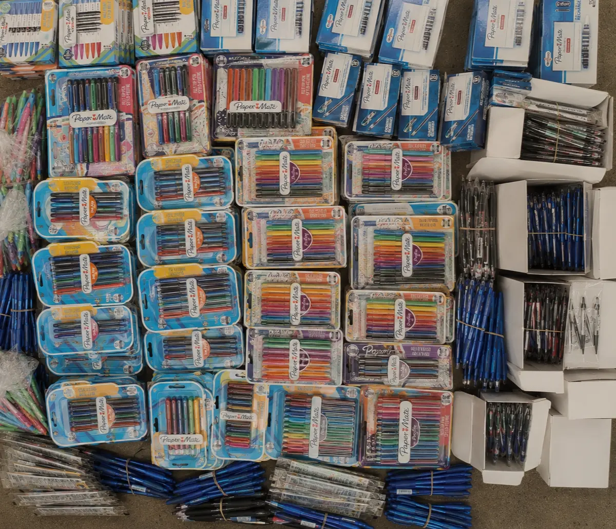 Palettes de fournitures de papeterie Stylos PENTEL en déstockage