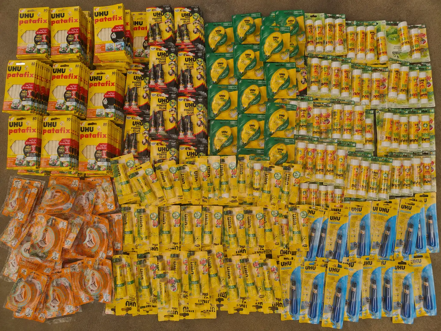 Palettes de fournitures de papeterie UHU en déstockage