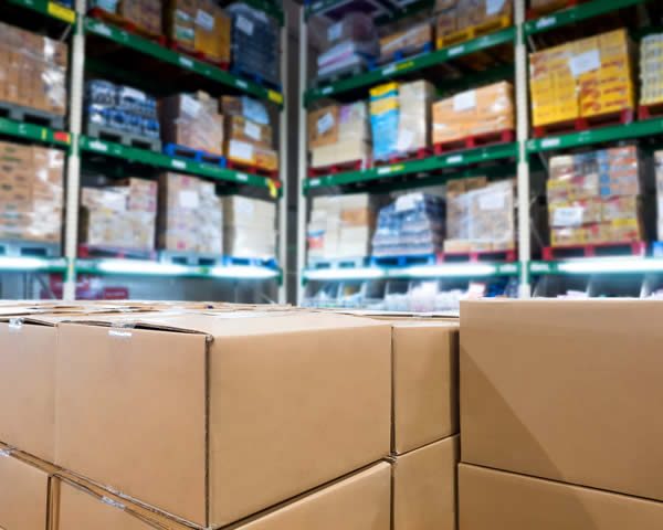 déstockage d'un surstock de produits dans des cartons fabriqués en trop grande quantité