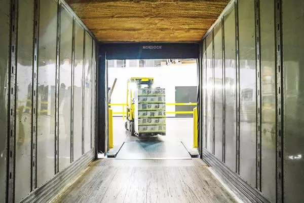 chariot élévateur qui entre dans un camion lors de la vente d'un stock