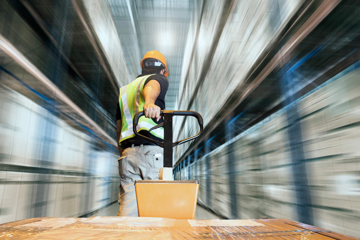 homme qui enlève un stock de produits en surproduction prêt à la vente en destockage