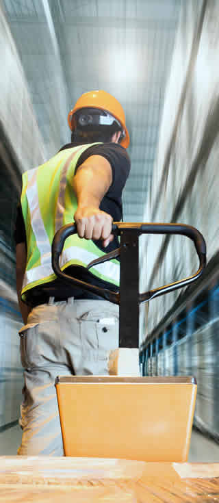 homme qui enlève un stock de produits en surproduction prêt à la vente en destockage