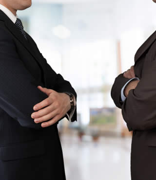 relations tendues entre deux professionnels à propos des marchandises en stock